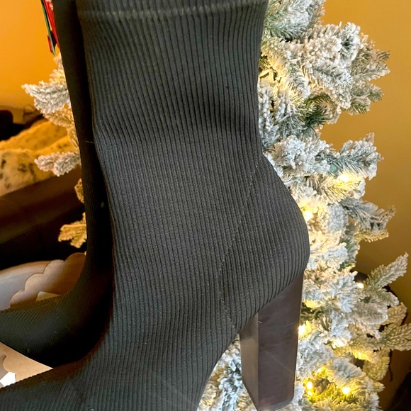 Boots size 71/2 Like New (armyGreen) - Picture 2 of 6